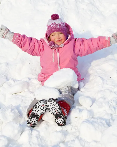 Enfant heureux dans le parc d'hiver — Photo