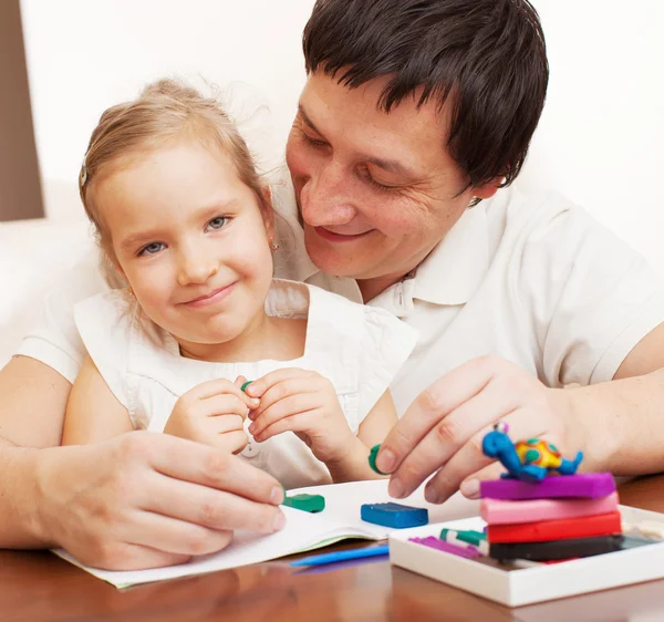 Meisje en papa gekneed uit klei speelgoed — Stockfoto