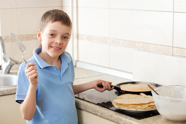 Jongen ontbijt koken — Stockfoto