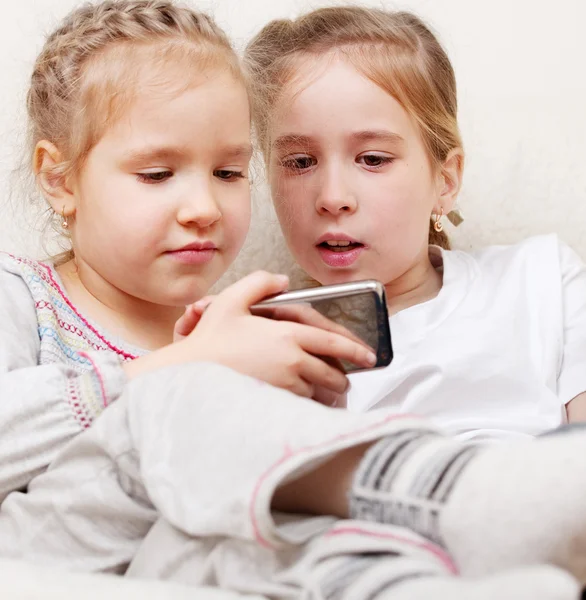 A gyermekek mobiltelefon — Stock Fotó