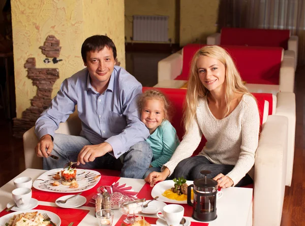 Familie im Café — Stockfoto