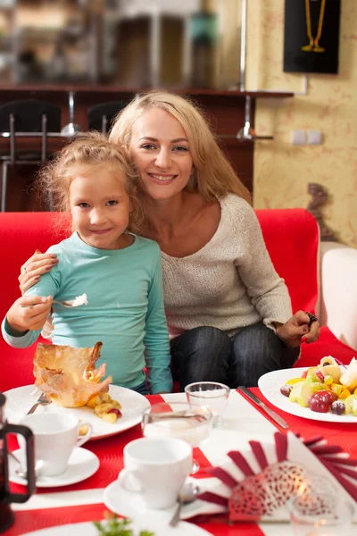 Familie in café — Stockfoto