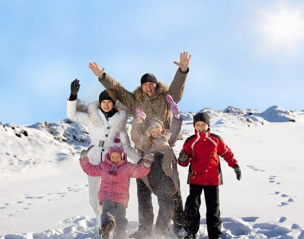 Familie in de winter — Stockfoto
