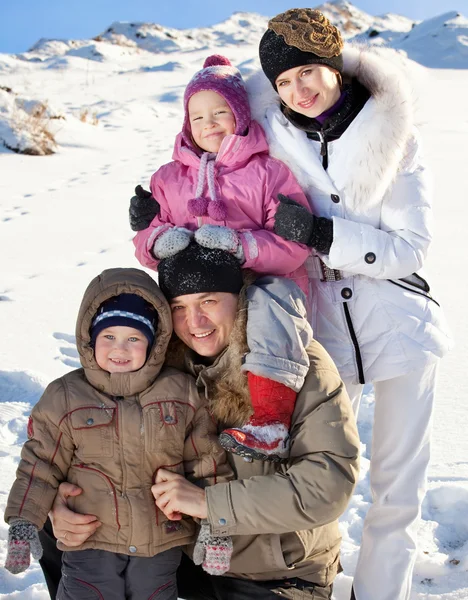 Familjen på vintern — Stockfoto