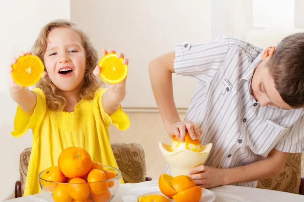 Crianças com laranjas — Fotografia de Stock