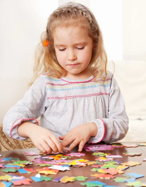 Chica jugando puzzle — Foto de Stock