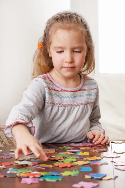 Девочка играет в пазл — стоковое фото
