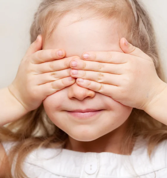 La niña cerró los ojos. —  Fotos de Stock