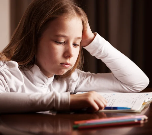 Meisje doet huiswerk — Stockfoto