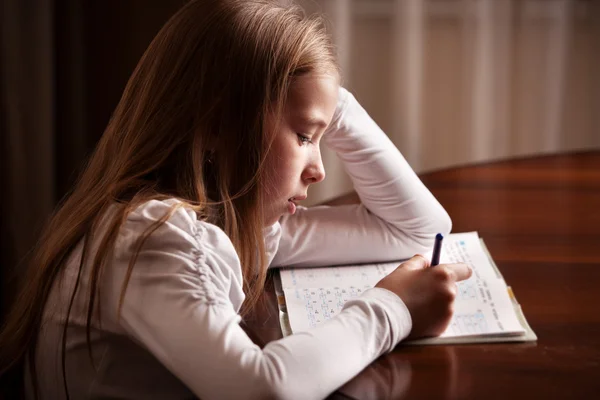 Meisje doet huiswerk — Stockfoto