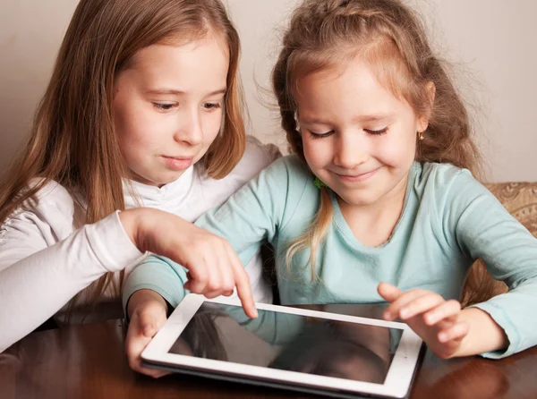 Дети играют на планшете — стоковое фото