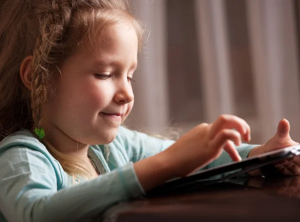 Criança brincando no tablet — Fotografia de Stock