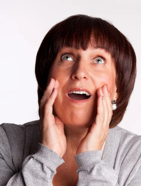 Mujer sorprendida mirando hacia arriba — Foto de Stock