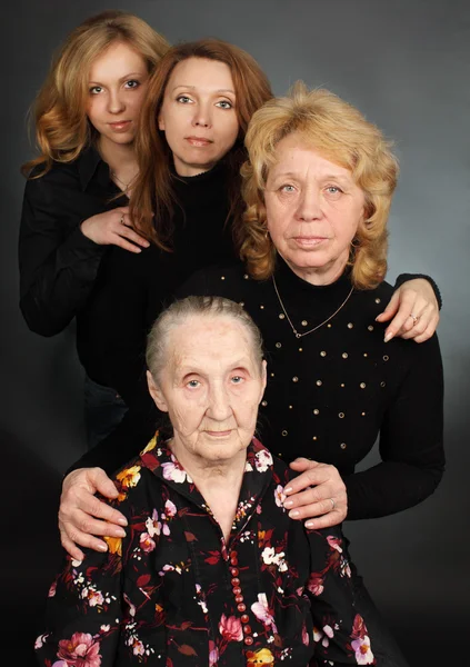 Quatre générations de femmes dans une famille — Photo