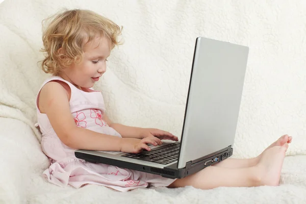 Bambino con laptop — Foto Stock