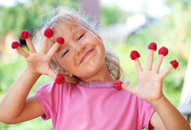 Ahududu ile küçük kız