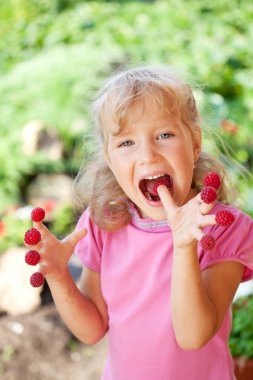 Ahududu ile küçük kız