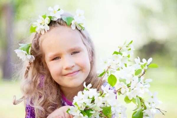 Niño en el parque de primavera — Foto de Stock