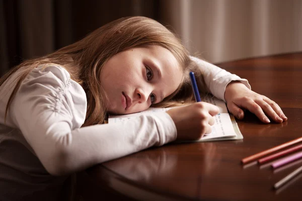 Mädchen macht Hausaufgaben — Stockfoto