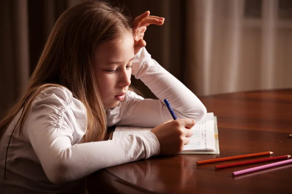 Chica haciendo la tarea — Foto de Stock