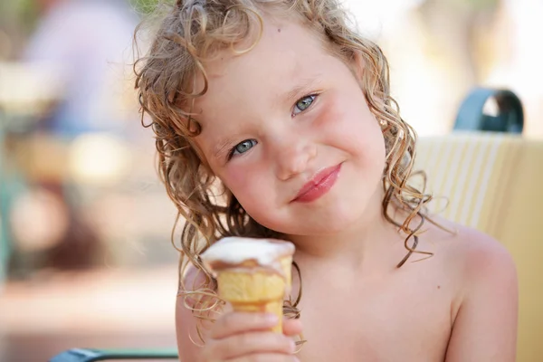 Dzieci jedzące lody — Zdjęcie stockowe