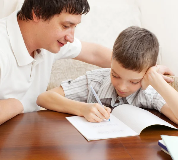 Padre aiutare figlio fare i compiti — Foto Stock