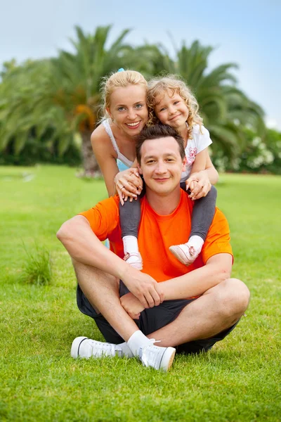 Familie in zomer park — Stockfoto