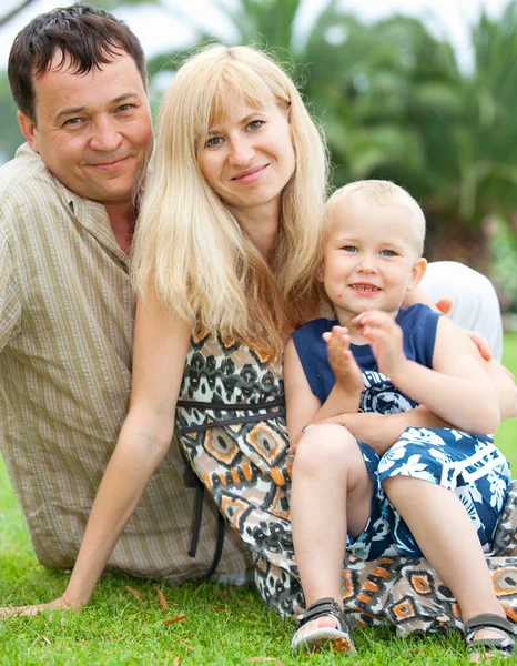 Family in summer park — Stock Photo, Image