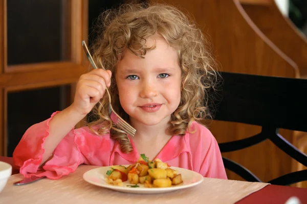 Girl eating potatoes — Stock Photo, Image