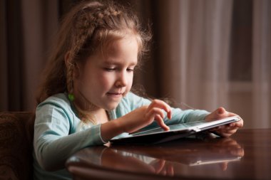 Tablet üzerinde oynayan çocuk