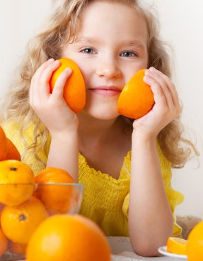 Çocuk portakal ile