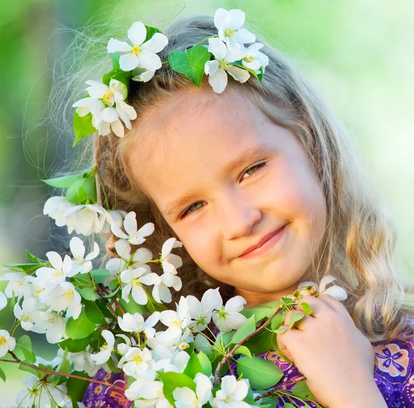 Lille pige i foråret park - Stock-foto