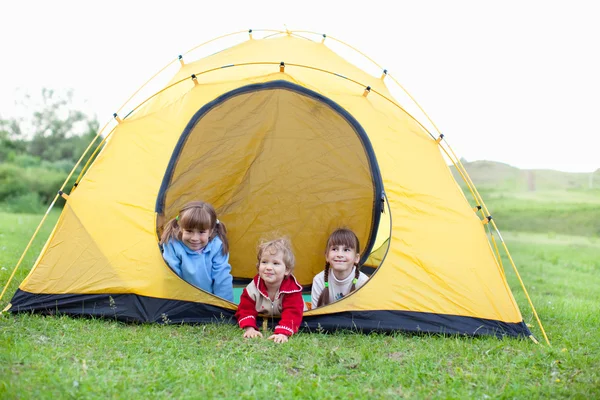 Дети в палатке — стоковое фото