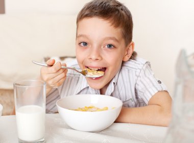 kind eet ontbijt