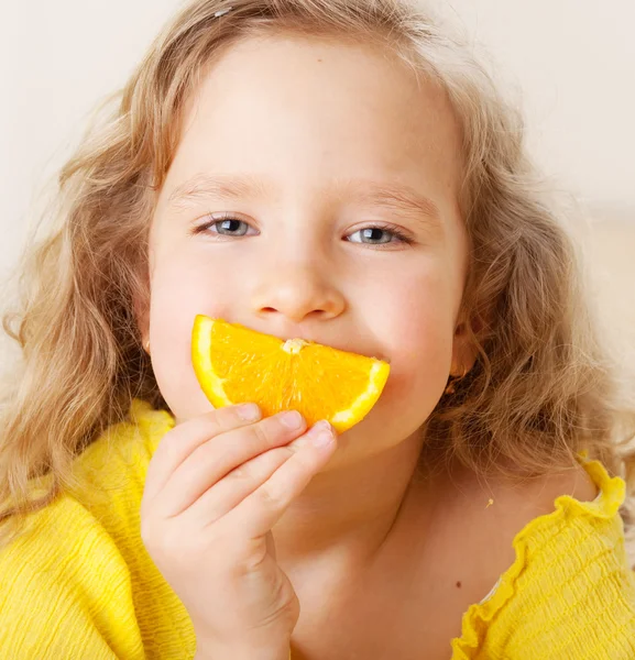 Ребенок с апельсинами — стоковое фото