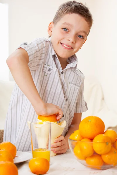 Barn med apelsiner — Stockfoto