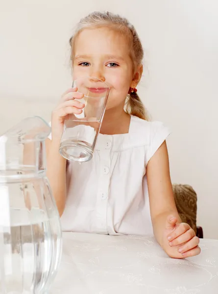 Bambino con brocca di vetro acqua — Foto Stock