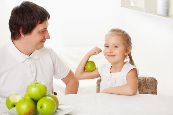 Familie met appels — Stockfoto