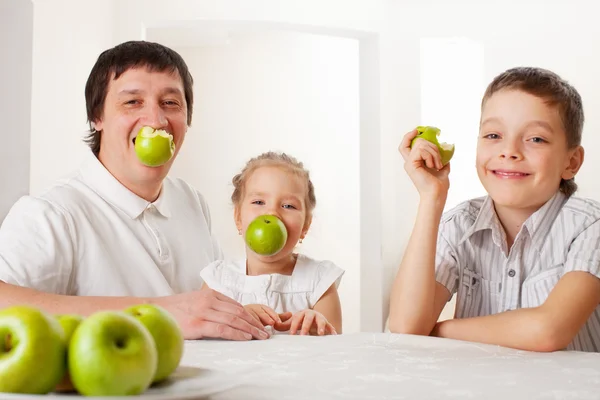Rodina s jablky — Stock fotografie