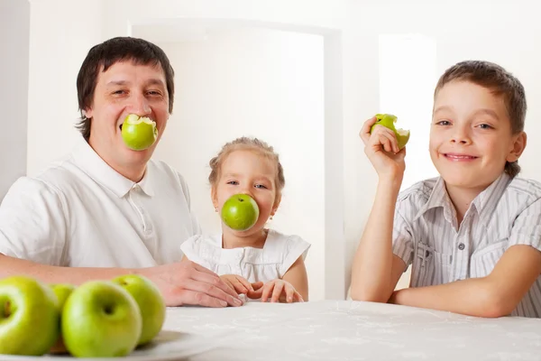 Familie met appels — Stockfoto