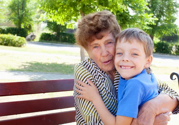 Bestemor med barnebarn – stockfoto