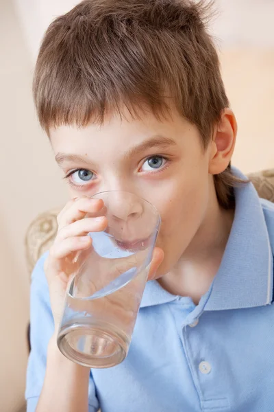 Bambino acqua potabile — Foto Stock