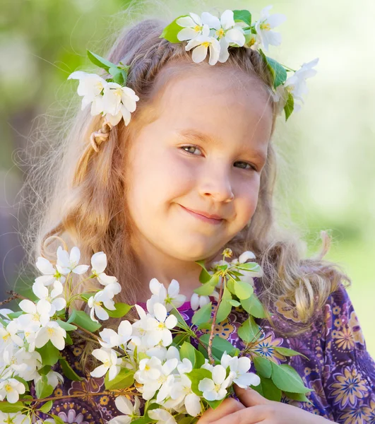 Niño en el parque de primavera — Foto de Stock