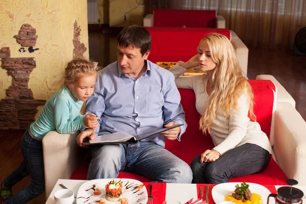 Familia en la cafetería — Foto de Stock