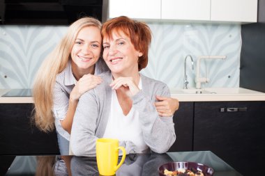 kızı mutfak üzerine olan kadın