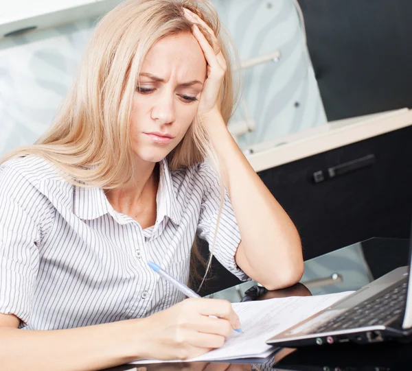 Triest vrouw kijkt naar de factuur — Stockfoto