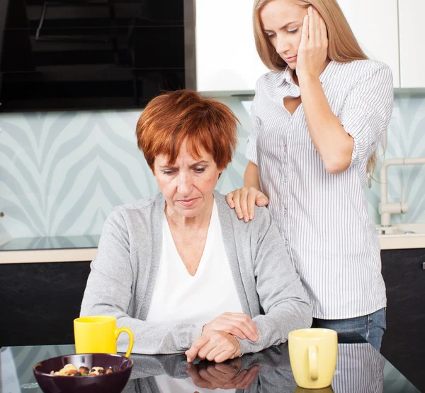 Figlia lenisce madre triste — Foto Stock