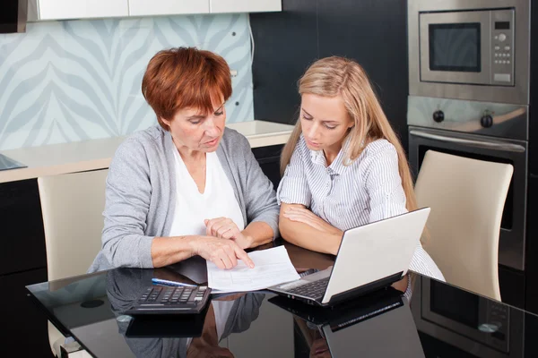 Dos mujeres discutiendo documentos en casa — Foto de Stock