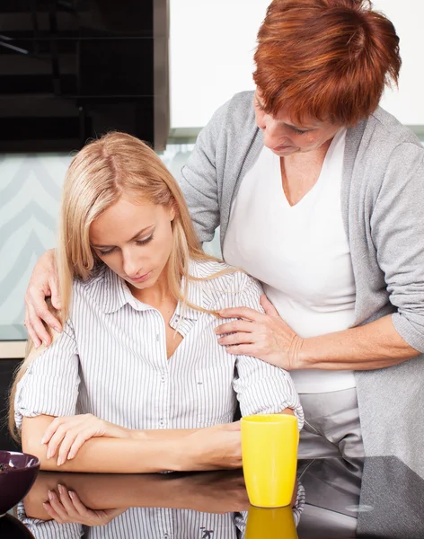 Madre lenisce figlia triste — Foto Stock