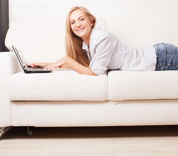 Vrouw op de Bank met laptop — Stockfoto